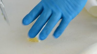 Elinde bir bıçakla bir oturum pişirme smalls parçalar halinde bir soğan kesilmesi Şef