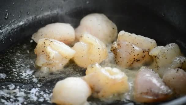Chef freír trozos de pescado en una sartén caliente — Vídeos de Stock