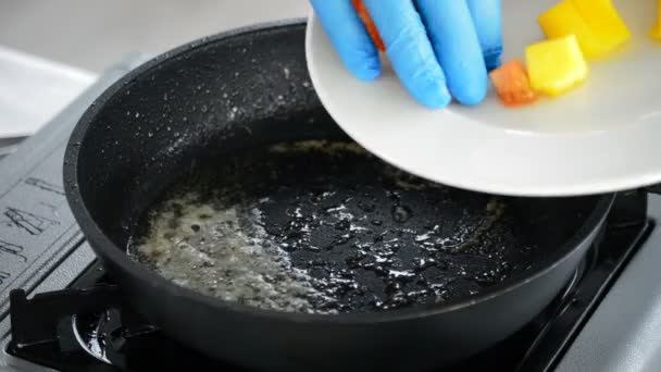 Chef adicionando tomate, morango e manga a uma dor quente — Vídeo de Stock