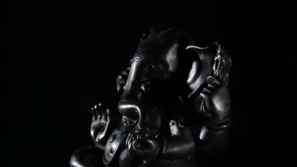 Ganesha, la figura della divinità indù, accende lo sfondo nero — Video Stock