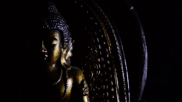 Buddha, postava buddhistické, gyrating na černém pozadí