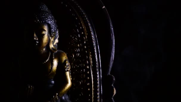 Buddha bedjande figur roterar med svart bakgrund — Stockvideo