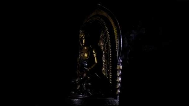 Buddha bedjande figur roterar med svart bakgrund — Stockvideo