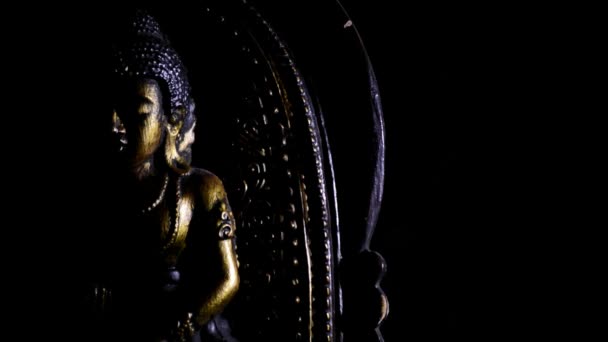 Buddha betende Figur rotiert auf schwarzem Hintergrund — Stockvideo