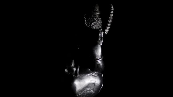 Ganesha, figure de divinité hindoue, tournant sur fond noir — Video