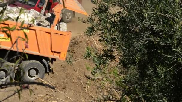 Truck unloading stones of great tonnage. Construction. — Stock Video