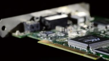 Elektronik devre kartı siyah arka plan döndürme
