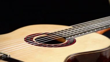Gyrating, İspanyol klasik gitar ayrıntı ağız, dizeleri, perdeler ve ahşap