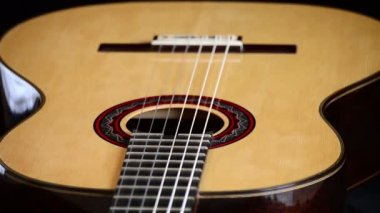 Klasik Gitar siyah arka plan Gyrating