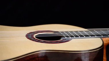 Siyah arka planda gyrating İspanyol klasik gitar