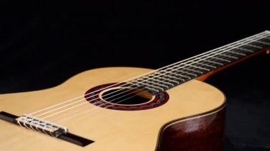 Gyrating, İspanyol klasik gitar ayrıntı ağız, dizeleri, perdeler ve ahşap