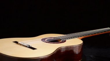 Klasik Gitar siyah arka plan Gyrating