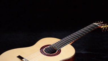 Gyrating, İspanyol klasik gitar ayrıntı ağız, dizeleri, perdeler ve ahşap
