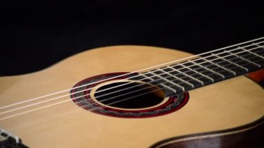 Gyrating, İspanyol klasik gitar ayrıntı ağız, dizeleri, perdeler ve ahşap
