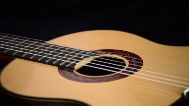 Klasik Gitar siyah arka planda döndürme