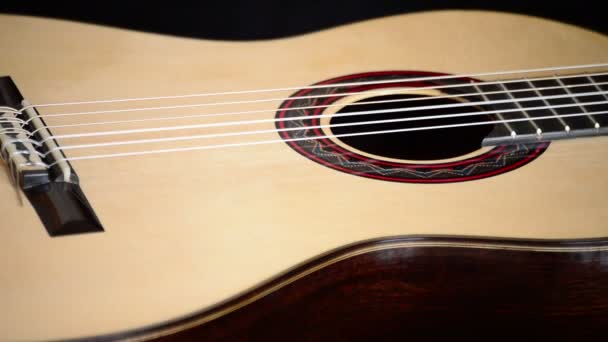 Guitarra clássica girando em fundo preto — Vídeo de Stock