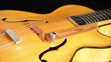 Klasik elektro gitar döndürme