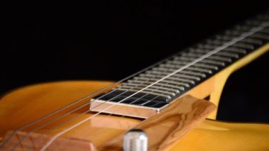 Klasik elektro gitar döndürme