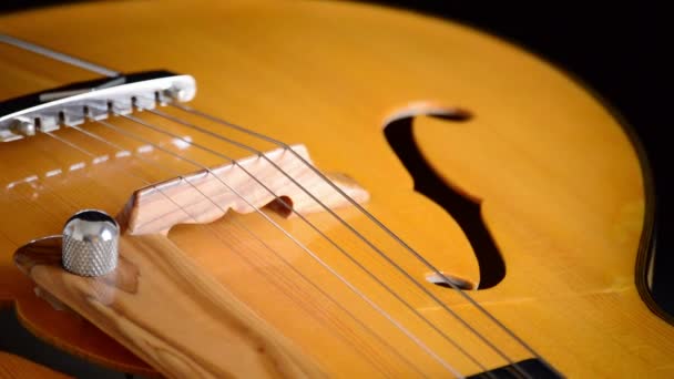 Guitarra Elétrica Clássica Jazz Girando em Horizontal em Close — Vídeo de Stock