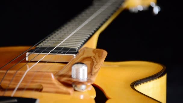 Klasická elektrická kytara Jazz otáčejícím se v horizontální — Stock video