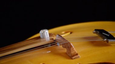 Siyah arka plan, ayrıntı gyrating klasik caz elektro gitar