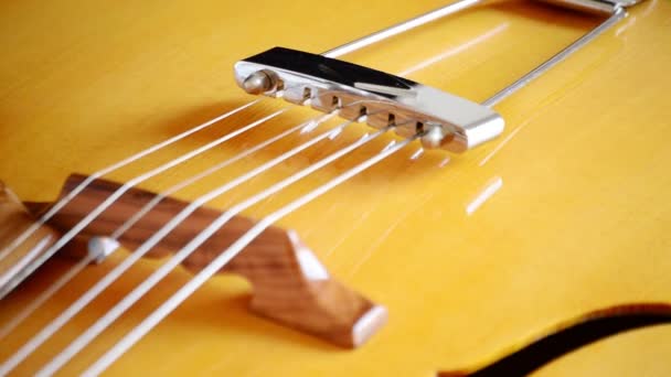Close up de ponte, cordas, efe e madeira de jazz clássico guitarra elétrica girando em fundo preto — Vídeo de Stock
