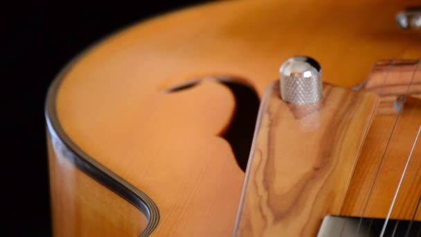 Guitarra Elétrica Clássica Jazz Girando em Horizontal em Close — Vídeo de Stock