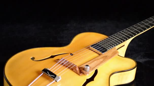 Chitarra classica elettrica Jazz rotante in orizzontale — Video Stock