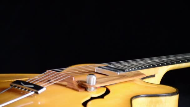 Jazz Guitarra Eléctrica Clásica Girando en Horizontal — Vídeo de stock