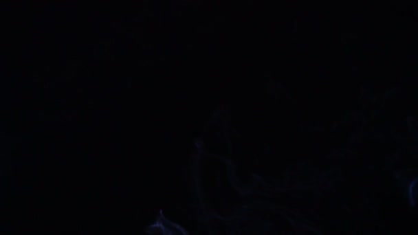 Колонна и нити дыма на черном фоне — стоковое видео