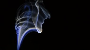 Rüzgar siyah arka plan üzerine hareket sütun duman