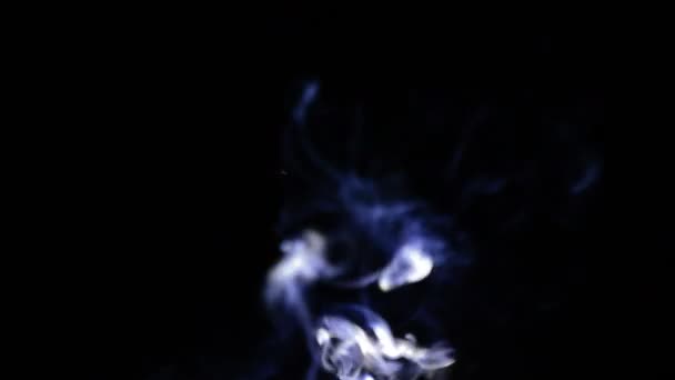 Колонны и нити дыма движутся при ветре на черном фоне — стоковое видео