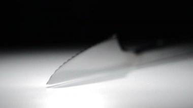 Beyaz siyah arka plan ile temel üzerinde dönen metal bıçak