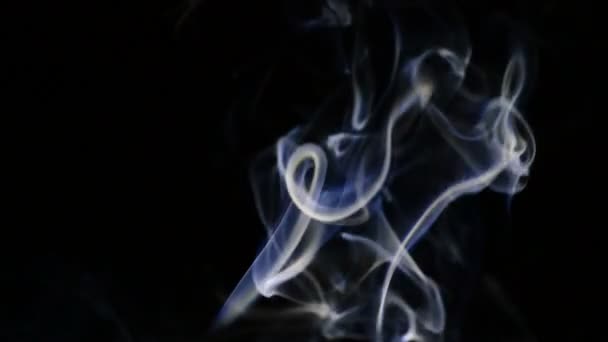 Колонны и нити дыма на черном фоне — стоковое видео