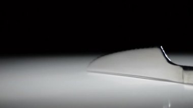 Beyaz siyah arka plan ile temel üzerinde dönen metal bıçak