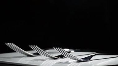 Beyaz siyah arka plan ile temel üzerinde dönen çatal