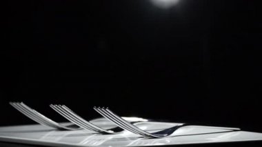 Beyaz siyah arka plan ile temel üzerinde dönen çatal