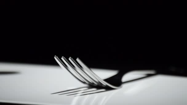 Fork, a konyhában evőeszközök, forgó fehér alap — Stock videók