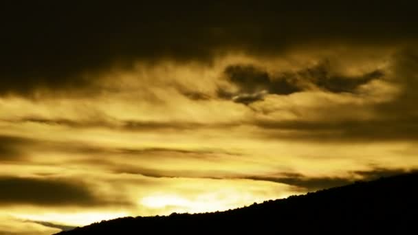 Nuvens douradas ao nascer do sol na montanha na timelapse — Vídeo de Stock