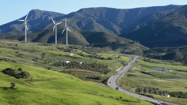 Энергия ветряных турбин движется в горах — стоковое видео