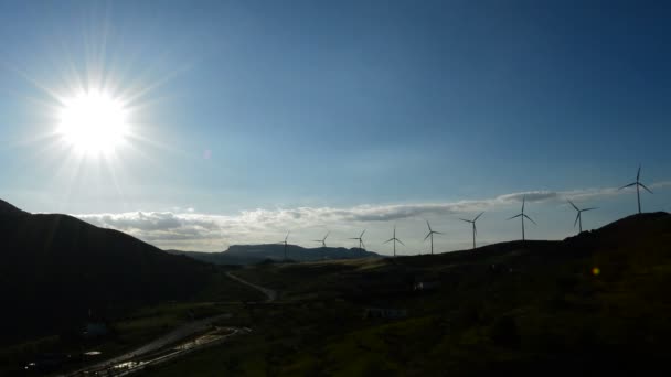 Windturbines energie duurzaam op horizon bij zonsondergang — Stockvideo