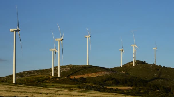 Energia das turbinas eólicas movendo-se em crepuscule — Vídeo de Stock