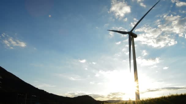 Turbina eólica girando al atardecer por la tarde — Vídeos de Stock