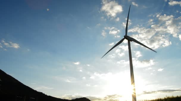 Ветряная турбина движется на закате — стоковое видео