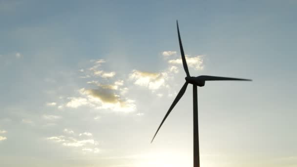 Turbine éolienne tournant au coucher du soleil — Video