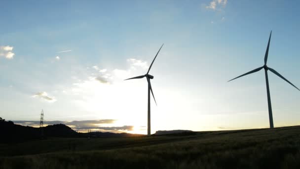 Energia das turbinas eólicas girando ao pôr do sol — Vídeo de Stock