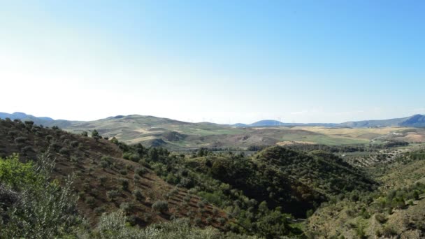 Paisaje de campos, montañas y aerogeneradores moviéndose en el horizonte en la tarde soleada — Vídeos de Stock