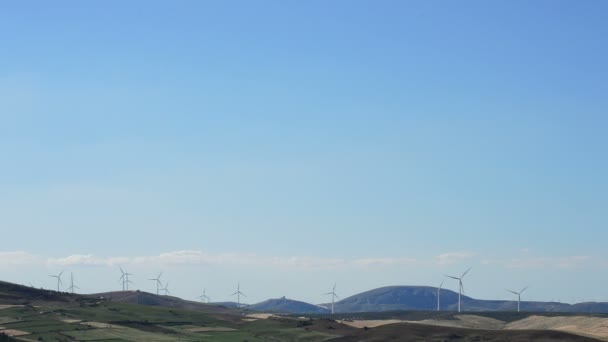 Energia de turbinas eólicas e céu azul renovável no horizonte ao pôr-do-sol — Vídeo de Stock