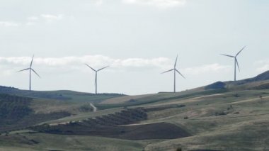 Rüzgar türbinleri enerji dağ mavi gökyüzü ile döner