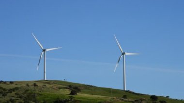 Rüzgar türbinleri enerji güneşli gün yeşil bir alana taşıma